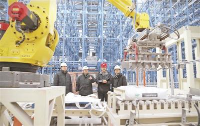 貴州磷化集團工人在磷石膏新型建材α高強石膏生產(chǎn)線上忙碌。